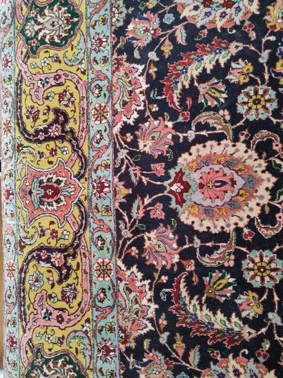 Tapis Tebriz (chaîne en soie, trame en coton,...