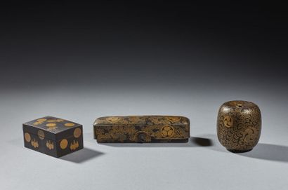 JAPON, XIXe siècle
Ensemble comprenant :
-...