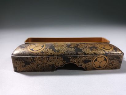 JAPON, XIXe siècle
Ensemble comprenant :
-...
