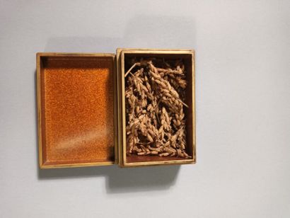 JAPON, XIXe siècle
Ensemble comprenant :
-...