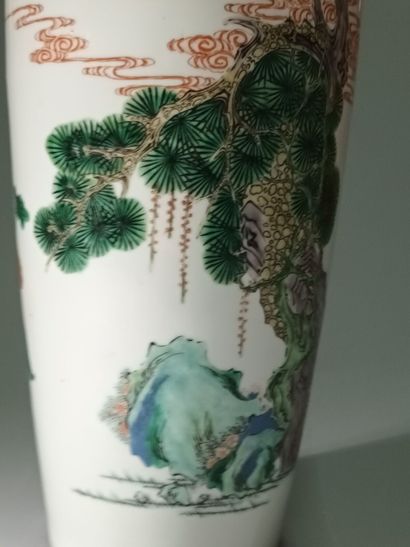 CHINE, XIXe siècle
Vase en porcelaine émaillée...