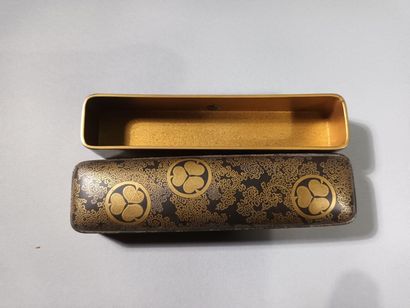 JAPON, XIXe siècle
Ensemble comprenant :
-...