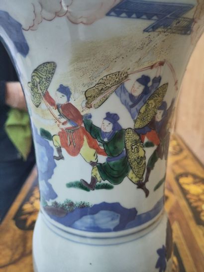 CHINE, XIXe siècle
Vase cornet en porcelaine...