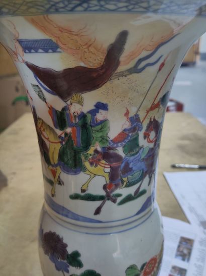 CHINE, XIXe siècle
Vase cornet en porcelaine...