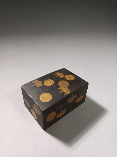 JAPON, XIXe siècle
Ensemble comprenant :
-...