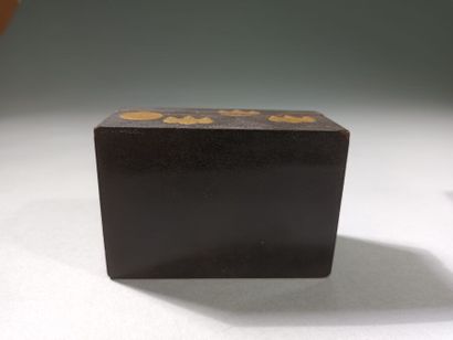 JAPON, XIXe siècle
Ensemble comprenant :
-...