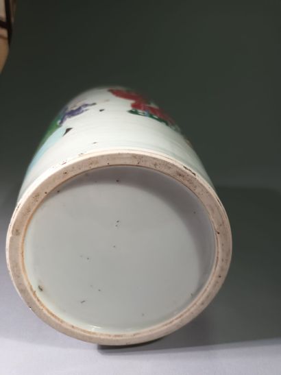 CHINE, XIXe siècle
Vase en porcelaine émaillée...