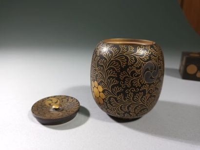 JAPON, XIXe siècle
Ensemble comprenant :
-...