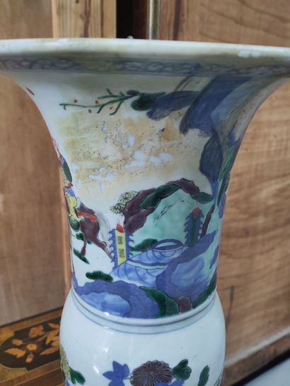 CHINE, XIXe siècle
Vase cornet en porcelaine...