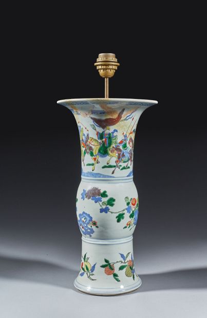 CHINE, XIXe siècle
Vase cornet en porcelaine...