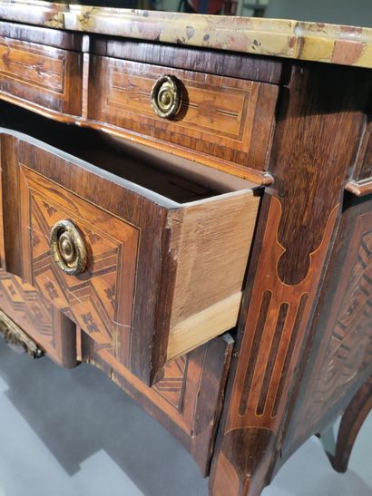 Chest of drawers in diamond and quartefoil...