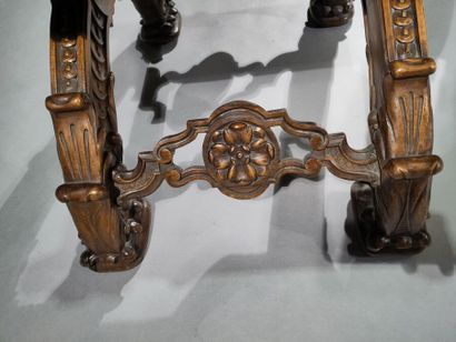Paire d'importants fauteuils curule en bois...