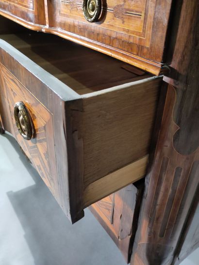 Chest of drawers in diamond and quartefoil...
