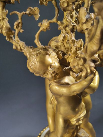 Paire de candélabres aux enfants en bronze...