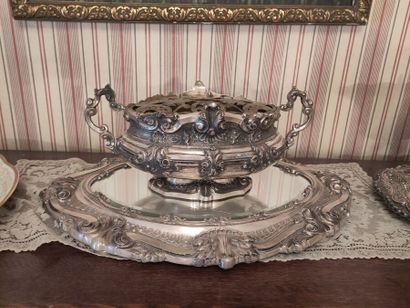 Covered oval jardinière in chased silver,...