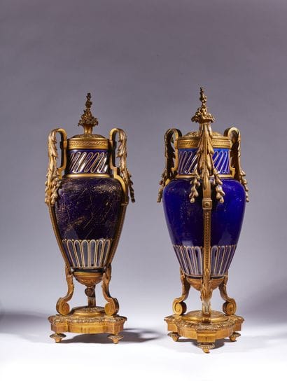 Paire de vases ornementaux en porcelaine...
