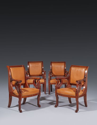 Quatre fauteuils en acajou, à dossier renversé,...
