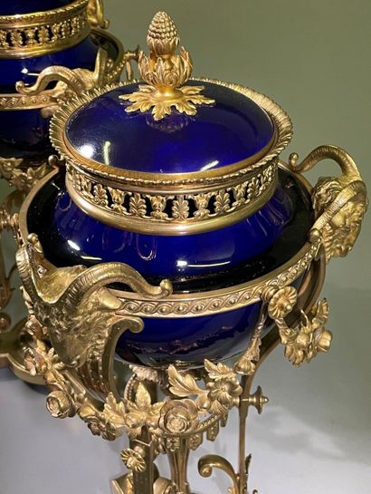 Paire de cassolettes couvertes en porcelaine...