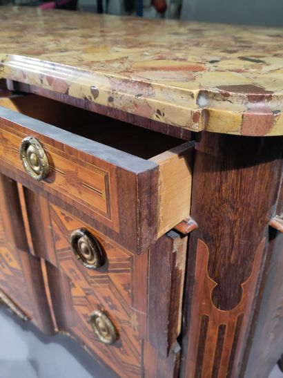 Chest of drawers in diamond and quartefoil...