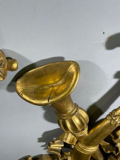 Paire d'éléments décoratifs en bois sculpté...