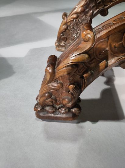 Paire d'importants fauteuils curule en bois...