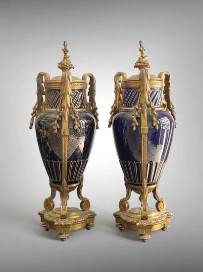 Paire de vases ornementaux en porcelaine...