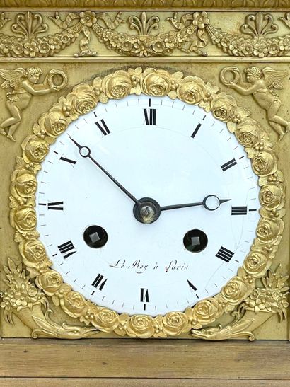 Pendule en bronze doré ornée d'un Amour murmurant...