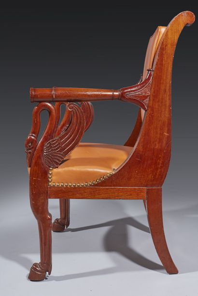 Quatre fauteuils en acajou, à dossier renversé,...