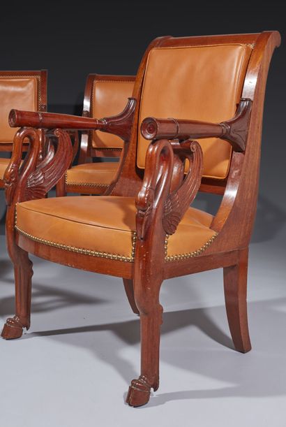 Quatre fauteuils en acajou, à dossier renversé,...