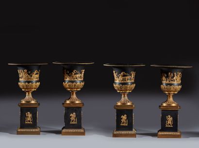 Suite de quatre vases Médicis en bronze doré...