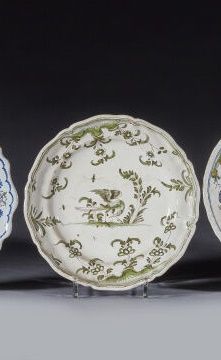 MOUSTIERS
Plate decorated with a bird in...