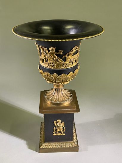 Suite de quatre vases Médicis en bronze doré...