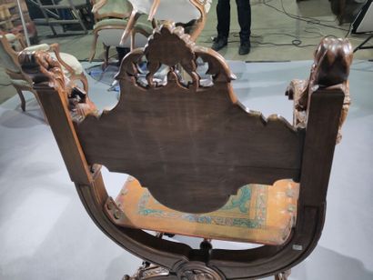 Paire d'importants fauteuils curule en bois...