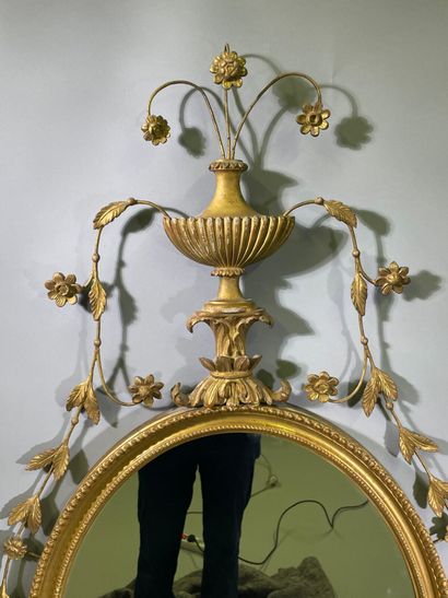 Miroir ovale en bois et métal stuqué mouluré,...