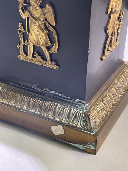 Suite de quatre vases Médicis en bronze doré...