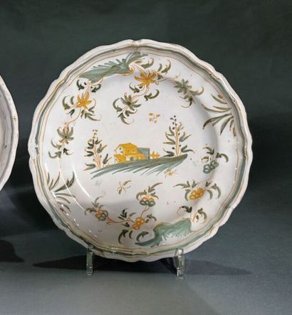 MOUSTIERS
Plate decorated with a bird in...