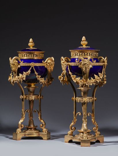 Paire de cassolettes couvertes en porcelaine...