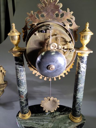 Pendule de forme portique en marbre vert...