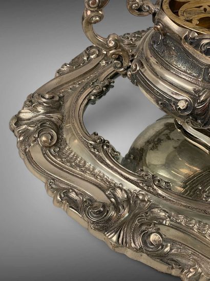 Covered oval jardinière in chased silver,...