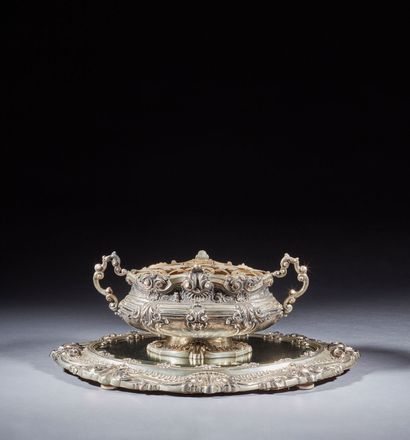 Covered oval jardinière in chased silver,...