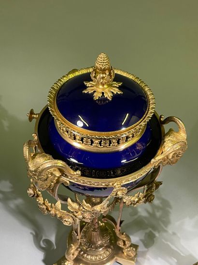 Paire de cassolettes couvertes en porcelaine...