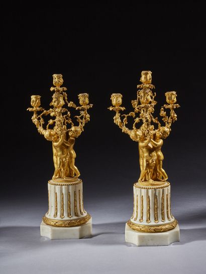 Paire de candélabres aux enfants en bronze...