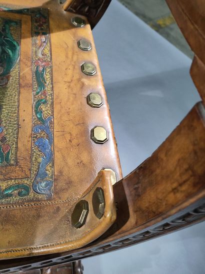 Paire d'importants fauteuils curule en bois...
