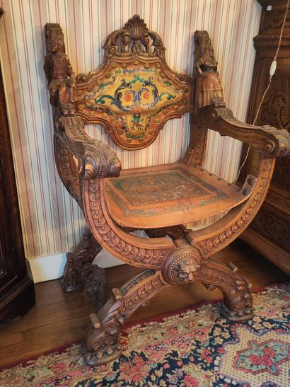Paire d'importants fauteuils curule en bois...