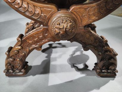 Paire d'importants fauteuils curule en bois...