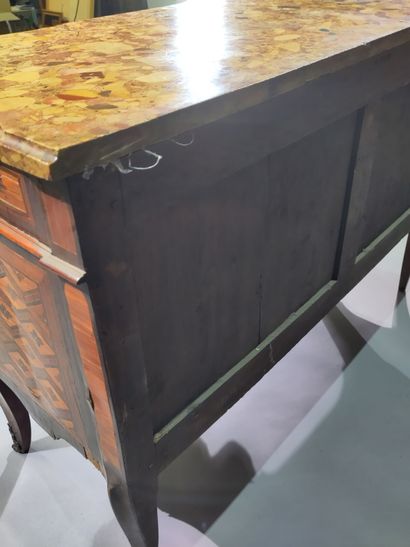 Chest of drawers in diamond and quartefoil...
