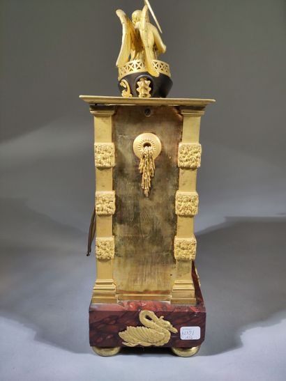 Pendule à l'Amour et au Temps, en bronze...