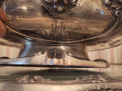 Covered oval jardinière in chased silver,...