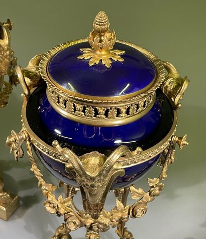 Paire de cassolettes couvertes en porcelaine...