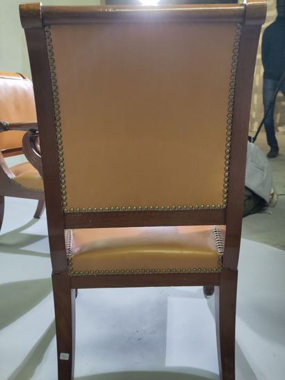 Quatre fauteuils en acajou, à dossier renversé,...